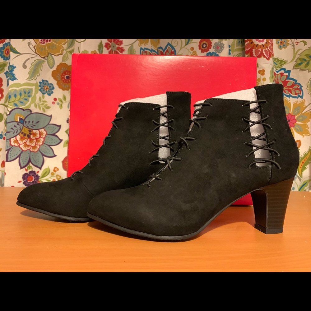 NEW IN BOX Transit boots. Size 6.5.